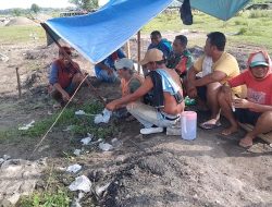 Babinsa Desa Kedungsoko Laksanakan Binter Melalui Komsos dengan Pekerja Bangunan