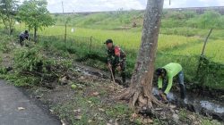 Babinsa Koramil 02/Bagor Gotong Royong Bersama Warga Bersihkan Selokan