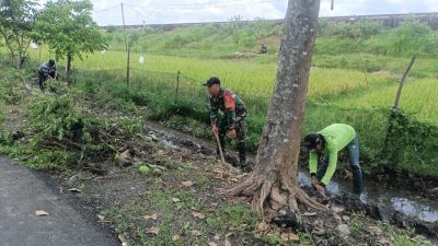 Babinsa Koramil 02/Bagor Gotong Royong Bersama Warga Bersihkan Selokan
