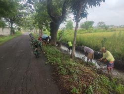 Babinsa Kel Begadung ajak Warga Gotong Royong Bersihkan Saluran Irigasi