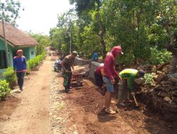 Babinsa dan Warga Desa Gelar Kerja Bakti Wujudkan Lingkungan Bersih dan Rapi