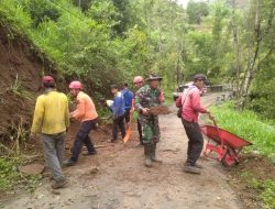 Babinsa Koramil 0810/18 Ngetos Bersama BPBD dan Warga Bersihkan Material Longsor di Desa Klodan