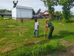 Babinsa Pulowetan Dampingi Pemasangan boplang Lahan Koperasi Merah Putih