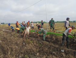 Anggota Koramil 0810/15 Rejoso Melaksanakan Gerakan Pembersihan Saluran Irigasi Tersier bersama Kelompok Tani Rukun Martani Desa Talang