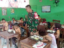 Babinsa Kelurahan Banaran Dampingi Program Makan Bergizi Gratis di SDN 2 Banaran