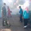Sinergi TNI, Polri, Pemerintah Kecamatan Sawahan, dan Tenaga Kesehatan Laksanakan Fogging di Desa Kebonagung