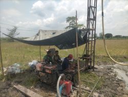 Babinsa Koramil 0810/13 Lengkong Laksanakan Komsos dengan Pekerja Pengeboran Irpam