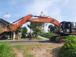 Anggota Koramil Dampingi Kegiatan Normalisasi Sungai Saluran Pembuang C3