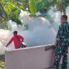 Babinsa Dampingi Pelaksanaan Fogging dari Dinas Kesehatan di Wilayah RW 06 Bonggah