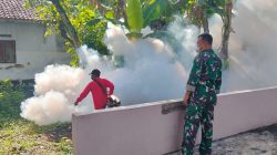 Babinsa Dampingi Pelaksanaan Fogging dari Dinas Kesehatan di Wilayah RW 06 Bonggah