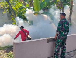 Babinsa Dampingi Pelaksanaan Fogging dari Dinas Kesehatan di Wilayah RW 06 Bonggah