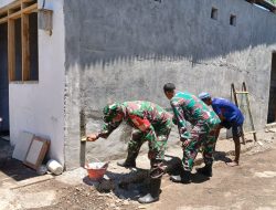 Babinsa Koramil 0810/11 Prambon Gotong Royong Bantu Warga Bangun Rumah