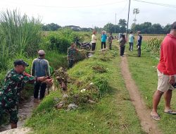 Koramil 0810/09 Ngronggot Bersama Masyarakat Gelar Kerja Bakti Bersihkan Saluran Irigasi