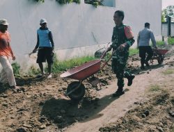 Untuk menunjang Aktifitas Masyarakat Babinsa Desa Mlorah Kerja Bakti Pengurukan Jalan untuk Pemasangan Paving