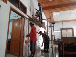 Babinsa Lakukan Kerja Bakti Bantu Pengecatan dan Perawatan Kantor Desa Sambirejo