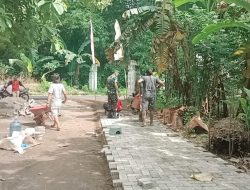 Tumbuhkan Semangat Gotong Royong, Babinsa Koramil 0810/03 Loceret Bantu Pasang Paving Block