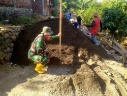 Babinsa Koramil 0810/18 Ngetos Pimpin Kerja Bakti Pembuatan Plengsengan di Desa Klodan