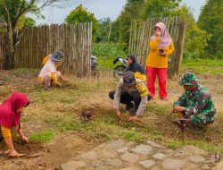 Babinsa Desa Blongko Bantu Warga Kerja Bakti Bersihkan Wisata Bukit Salju