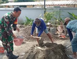 Babinsa Koramil Patianrowo Bantu Warga Buat Adonan Luluh untuk Perbaikan Dapur Rumah