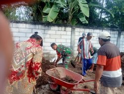 Babinsa Bantu Warga Gotong Royong Pembersihan Lingkungan