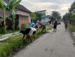 Gotong Royong Babinsa Koramil 0810/02 Bagor Bersama Warga Sugihwaras Bersihkan Jalan dan Irigasi
