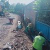 Perlancar aliran air di musim penghujan, Babinsa Koramil 0810/02 Bagor bantu pembuatan selokan di desa binaan