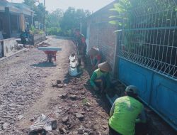 Perlancar aliran air di musim penghujan, Babinsa Koramil 0810/02 Bagor bantu pembuatan selokan di desa binaan