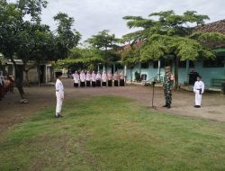 Babinsa Pimpin Upacara Pengibaran Bendera di MI Miftahul Anwar Kurungrejo