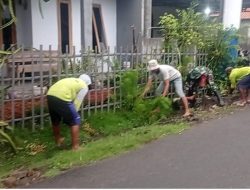 Wujudkan Hidup Sehat, Babinsa Ngumpul Koramil 0810/02 Bagor Bersama Warga Bersihkan Selokan