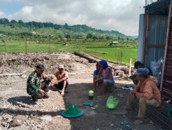 Babinsa Koramil Ngluyu Laksanakan Komsos dengan Warga Desa Sugihwaras