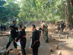 Babinsa Desa Kweden Bersama Perguruan PSHT Gelar Kerja Bakti Bersihkan TPU