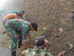 Babinsa Banaran Dampingi Warga Kerja Bakti di Jalan Hos Cokroaminoto