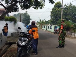 Koramil 0810/06 Kertosono Dampingi Kegiatan Fogging di Desa Pandantoyo