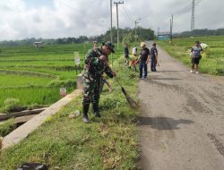 Kepala Desa, Babinsa & RT/RW Melaksanakan Gotong Royong Bersihkan Jalan Desa