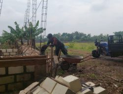 Babinsa Desa Buduran Laksanakan Karya Bakti Pembuatan Balai Dusun Sedayu