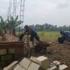 Babinsa Desa Buduran Laksanakan Karya Bakti Pembuatan Balai Dusun Sedayu