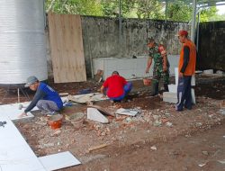 Babinsa Koramil 0810/05 Sawahan melaksanakan kegiatan Karbak Perbaiki rumah warga