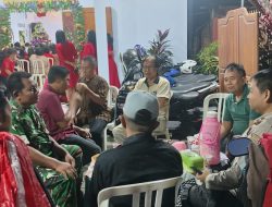 Babinsa Koramil 0810/13 Lengkong melaksanakan pengamanan perayaan Natal di wilayah Kec.Lengkong.