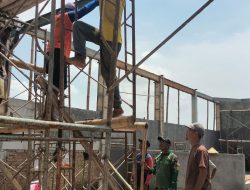 Babinsa Koramil 0810/08 Baron Dukung Pembangunan Bumdes Pengeringan Padi, Wujudkan Kesejahteraan Masyarakat