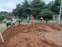 Babinsa Kerja Bakti meratakan tanah untuk Pembangunan Koperasi Merah Putih