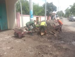 Babinsa Koramil 0810/15 Rejoso Gotong Royong Pengurukan Pondasi Rumah Warga Binaannya