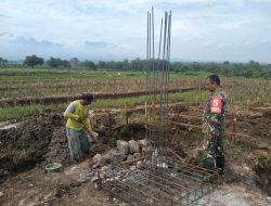 Babinsa Desa Oro-oro Ombo Dampingi Pembangunan Fasilitas KDKMP