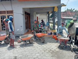 Babinsa dan Warga Bergotong Royong kerja bakti Pengecoran Jalan Desa