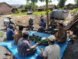 Serka Edy Hartono Melaksanakan Binkomsos Bersama Pekerja Pembuatan Paving Blok.