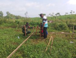 Babinsa Koramil 0810/15 Rejoso Dampingi Pemasangan Boplang Pembangunan Koperasi Desa di Sambikerep