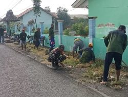 Babinsa Banaran Wetan Bersama Linmas Gelar Karya Bakti Bersihkan Saluran Air