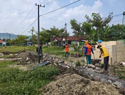 Sertu Gunawan Dampingi Pembangunan Koperasi Desa/Kelurahan Merah Putih di Desa Ngluyu