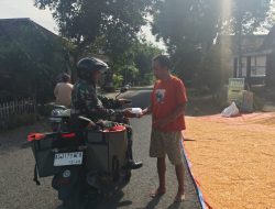 Koramil 0810/20 Ngluyu Gelar Jumat Berkah, Bagikan Makanan Gratis kepada Warga