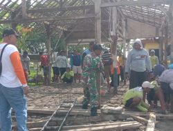 Babinsa Desa Ngangkatan Gotong Royong Membongkar dan Memperbaiki Rumah Warga Binaannya