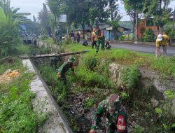Antisipasi Banjir, TNI Bersama Warga Desa Lestari Gelar Karya Bakti Pembersihan Saluran Air